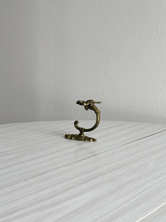 Image 1 of Kleiner Kleiderhaken aus vergoldetem Metall mit Schleifenmotiv