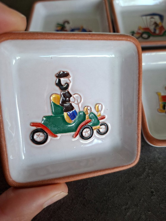 Set di quattro ciotole in ceramica con illustrazioni di auto, Bianco, Vintage (foto 3 di 7)