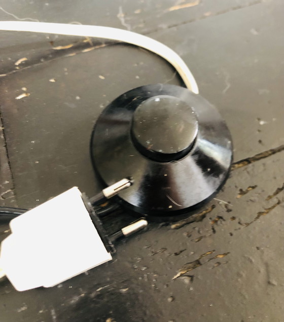 Image 1 of Zwarte smeedijzeren lamp met een handgemaakte witte bol.