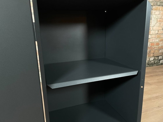 Lande Cabinet 45, Metal | Studio Lande, Mesitas de noche, Negro, Minimalisme (foto 6 de 8)