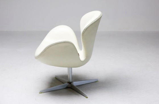 Image 1 of Silla Swan del 50.º aniversario, edición limitada