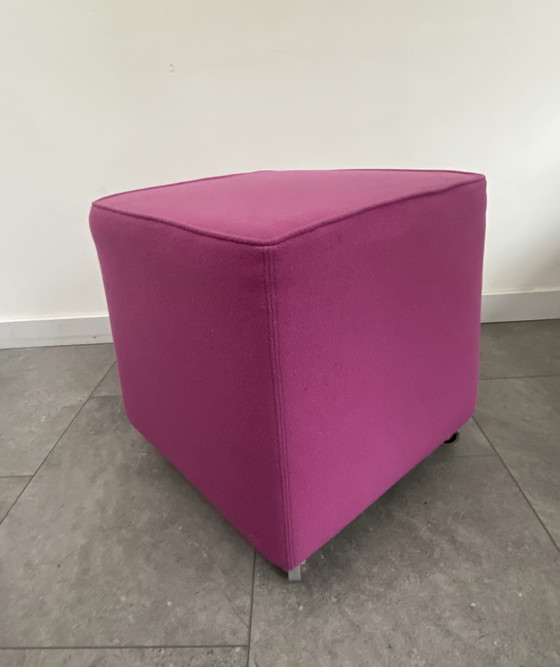 Image 1 of Puff moderno con ruedas - SUBSTANCE - Lila/Morado