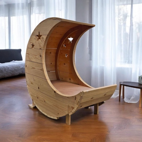 Image 1 of Cama para perros en forma de media luna hecha a mano