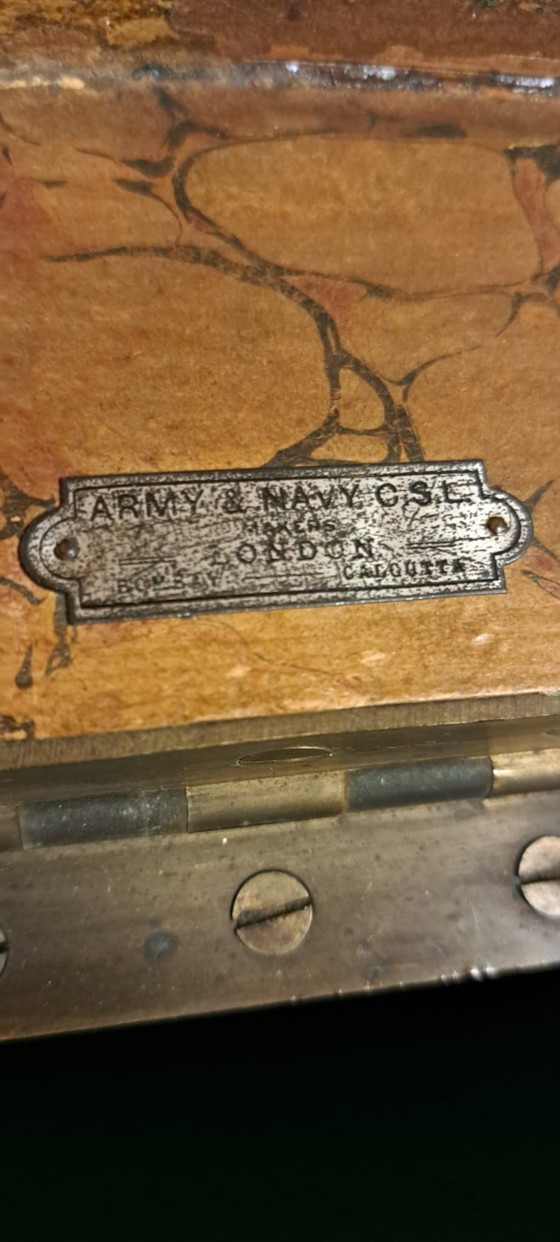 Image 1 of Antike Reisekiste der Armee und Marine aus London | ca. 1900