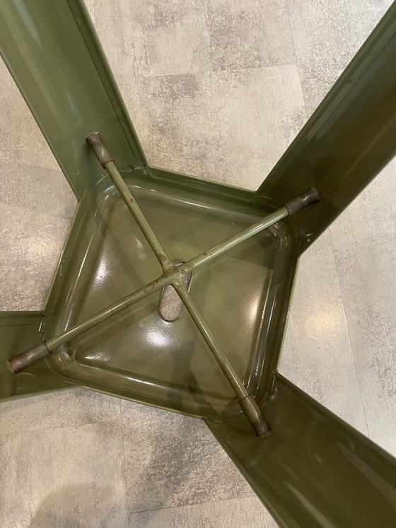 Image 1 of Taburete alto industrial Tolix H75 apilable, color verde oliva.
