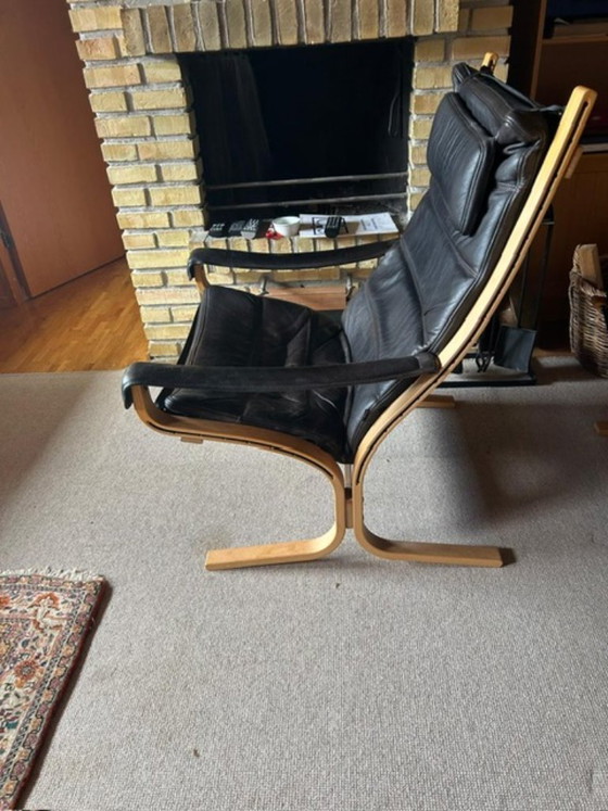 Poltrona Siesta (Ingmar Relling) in legno e pelle, Moka/Nero, con braccioli, Westnofa, Poltrone, Scandinavian (foto 2 di 5)