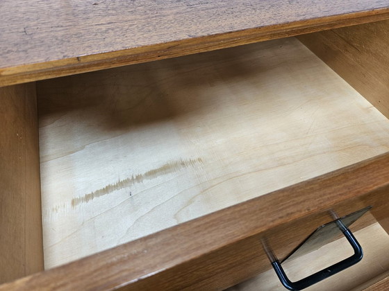 Image 1 of Notenhouten ladekast uit de jaren 60 met details van ijzer en messing.