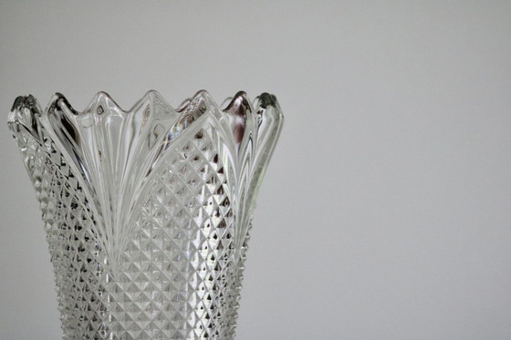 Image 1 of Grand vase en cristal taillé – motif à pointes de diamant