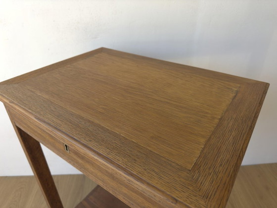 Image 1 of Oude eikenhouten bijzettafel uit de jaren 50.
