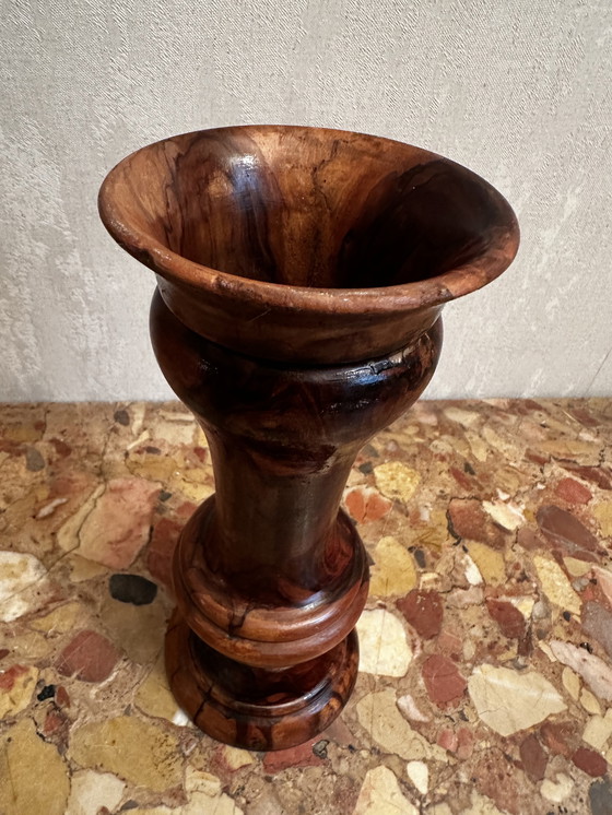 Image 1 of Gedraaide vaas van olijfhout, 23 cm hoog