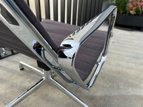 Image 1 of Vitra Eames Ea124 Fauteuil