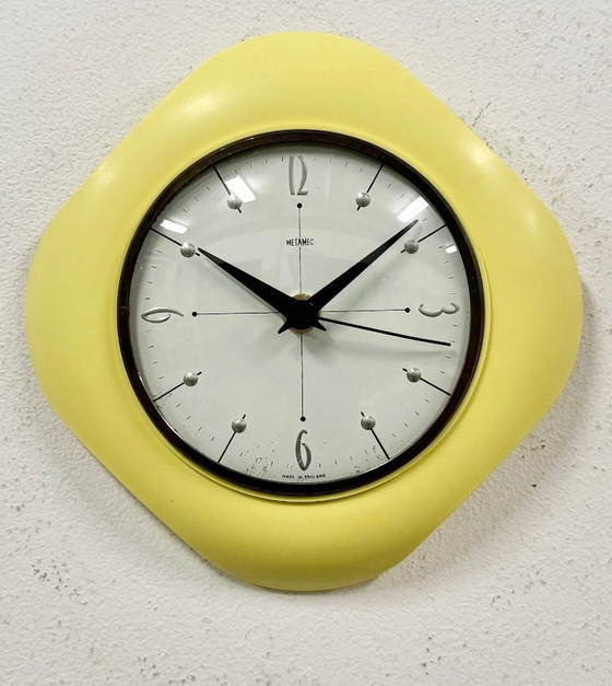 Image 1 of Vintage gele bakelieten wandklok van Metamec, jaren 70