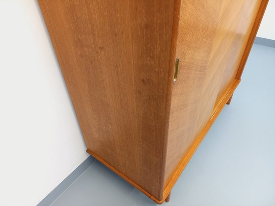 Image 1 of Vintage eikenhouten kledingkast uit de jaren 60