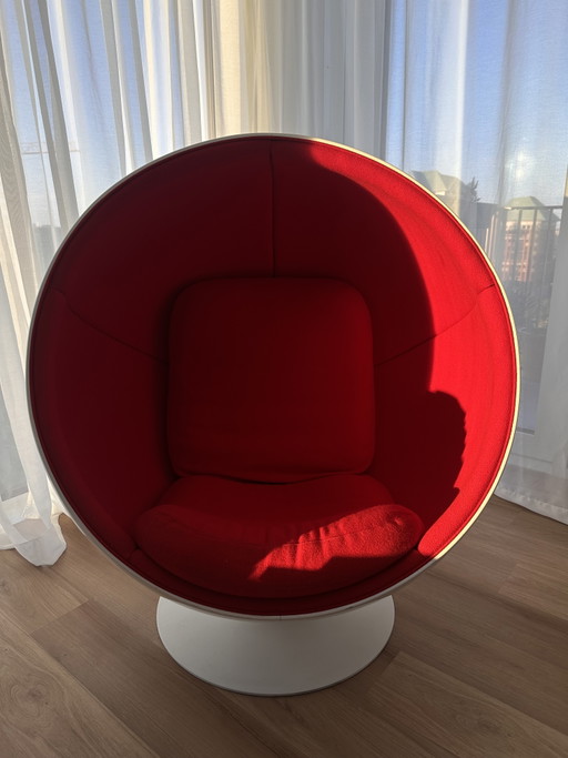 Fauteuil Ball d'Eero Aarnio en rouge classique – draaistoelen, Aluminium, Fiberglass (photo 2 of 5)