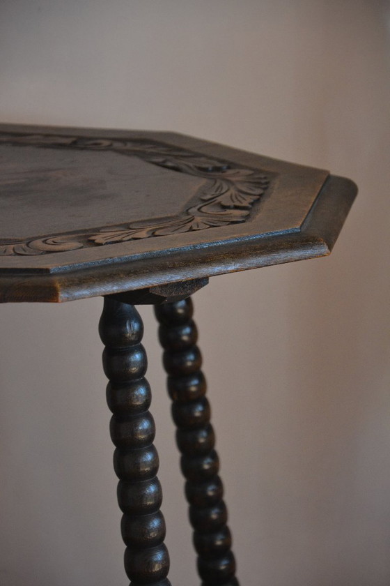 Image 1 of Vieille table d'appoint en chêne avec de magnifiques pieds incurvés et de jolies sculptures sur bois