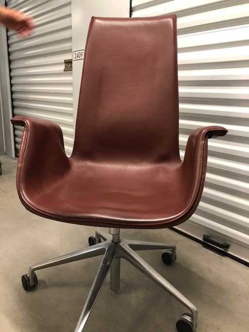 Sedia Tulip FK 6725, disegnata da Preben Fabricius e Jørgen Kastholm. 