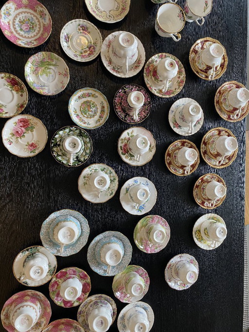 Large collection of Royal Albert cups and saucers in excellent condition
