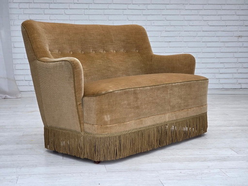 1970er Jahre, dänisches 2-Sitzer-Sofa, hellgrüner Möbelvelours.