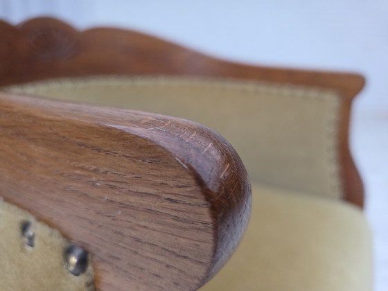 Image 1 of 1960er Jahre, dänischer Beistell-/Kindersessel, hellgrüner Möbelvelours, Eichenholz.