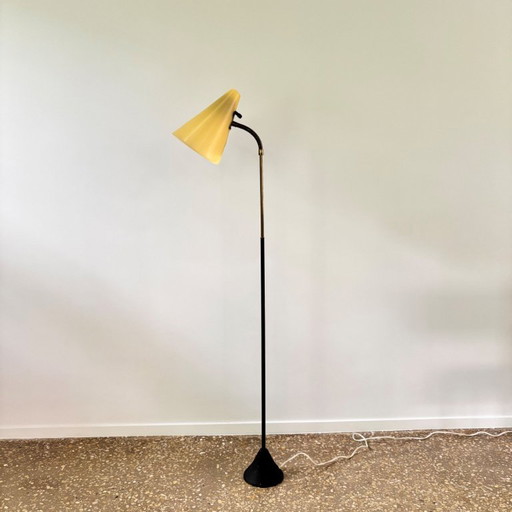 Vloerlamp uit het midden van de 20e eeuw, zwart metaal, messing en gele kap, Malmö Metallvarufabrik AB, Zweden