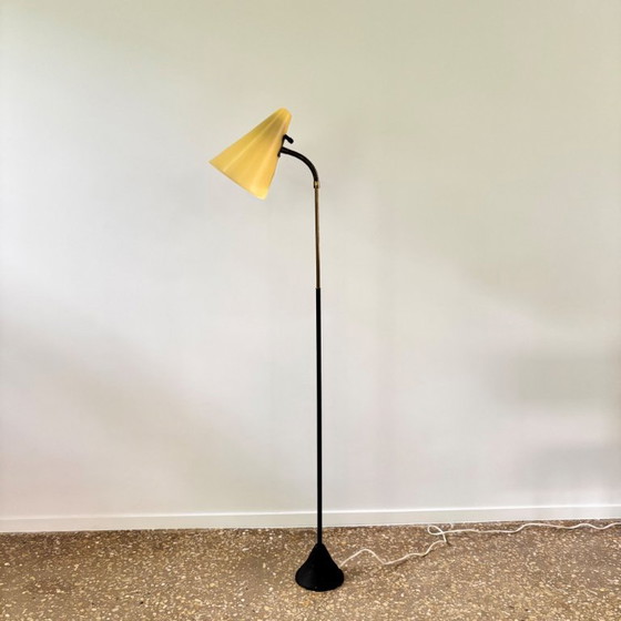 Image 1 of Vloerlamp uit het midden van de 20e eeuw, ontwerp Hans Bergström (toegeschreven), zwart metaal, messing en gele kap, Zweden