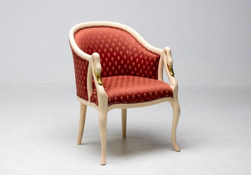SILLÓN TRÜGGELMANN CON CUELLO DE CISNE — ESTRUCTURA DE MÁRMOL PINTADO Y DORADA, DAMASCO ROJO AMAPOLA
