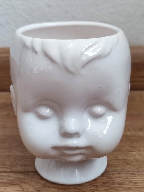 Image 1 of Pot de fleurs vintage en céramique blanche, motif tête d'enfant.