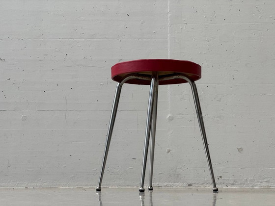 Image 1 of Tabouret vintage avec revêtement rouge et structure chromée, années 1960