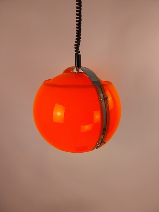 1 x 1970's oranje kunststof hanglamp door Harvey Guzzini voor Meblo. 35cm doorsnede