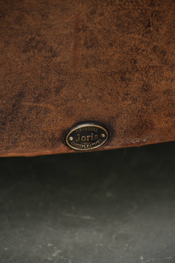 Ensemble robuste de fauteuils club vintage en cuir de mouton avec un bel aspect vieilli et une grande allure (photo 14 of 15)