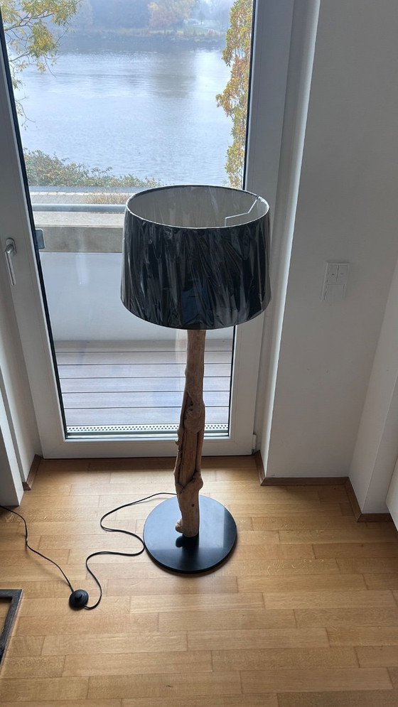 Image 1 of Staande lamp van wortelhout, 1,40 m, uit één stuk.