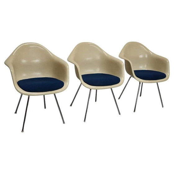Image 1 of Set di tre poltrone DAX in fibra di vetro color pergamena, Eames per Herman Miller / Vitra