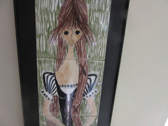 Image 1 of Piastrella in ceramica Belarti da appendere al muro, raffigurante una ragazza giovane, stile anni '60, retrò vintage.