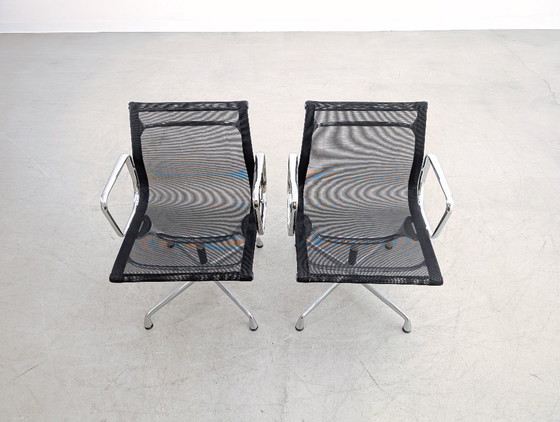 Image 1 of Set van 2 Vitra EA108 bureaustoelen, Charles Ray Eames mesh design
