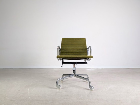 Image 1 of Silla de oficina original de mediados de siglo Herman Miller EA 117 Eames verde