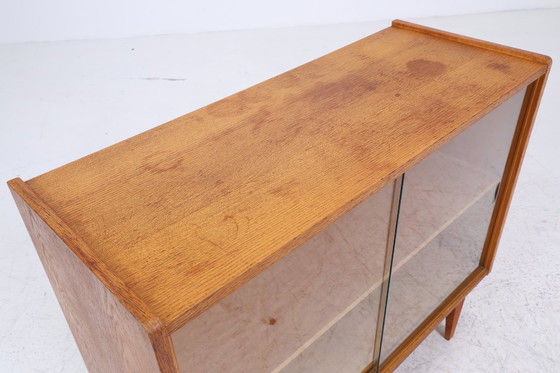 Image 1 of Cassettiera vintage con ante in vetro anni '60 | Armadio da corridoio di metà secolo | Legno retrò anni '70 #06-18