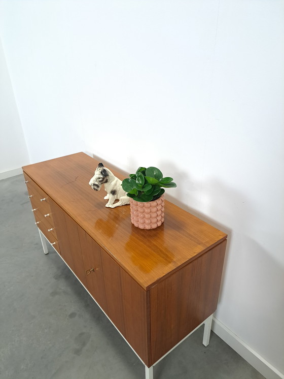 Image 1 of Furnieranrichte aus Schweden mit weißen Stahlbeinen