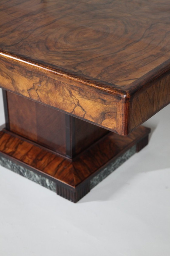 Image 1 of Art-déco-Esstisch aus Nussbaummaserholz mit Marmordetails