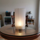 Lampada da tavolo minimalista con luce calda – Design scandinavo moderno