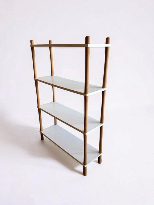 Vintage stokkenkast met witte planken