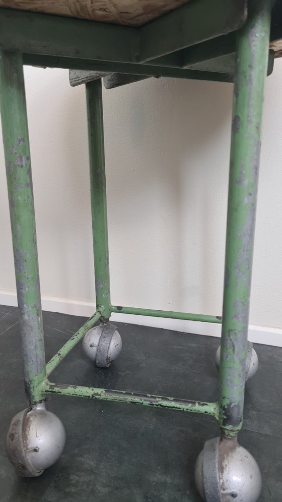 Image 1 of Vintage krukje met wieltjes - industrieel atelier werkplaats
