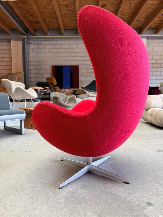 Silla Egg de Fritz Hansen diseñada por Arne Jacobsen (Stock: 2) – Sillones, Textile, Aluminium (photo 7 of 12)