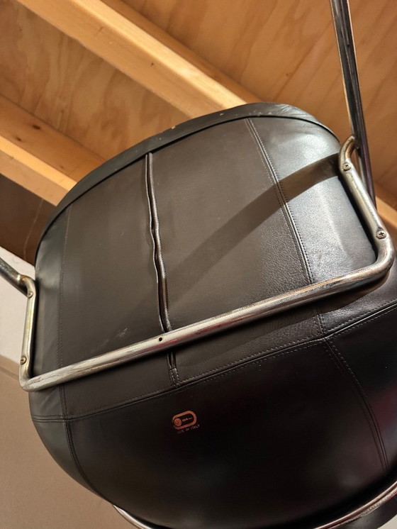 Image 1 of Chaises design vintage en cuir noir / Fabriquées en Italie, état neuf