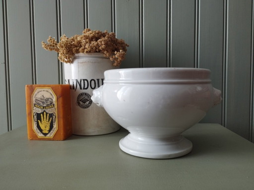 Pequeña sopera de porcelana gruesa con asas en forma de cabeza de león