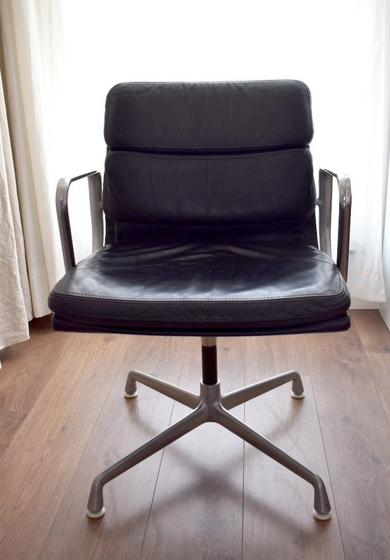 Image 1 of Siège de conférence Eames Herman Miller Soft Pad Group en cuir noir
