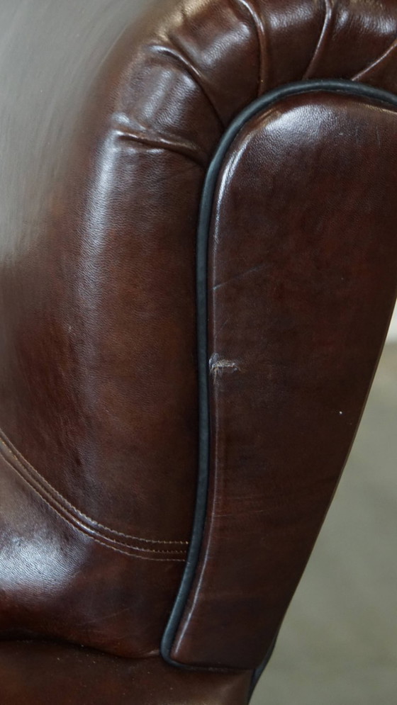 Image 1 of Comfortabele, donkere antieke schapenleren Engelse armchair