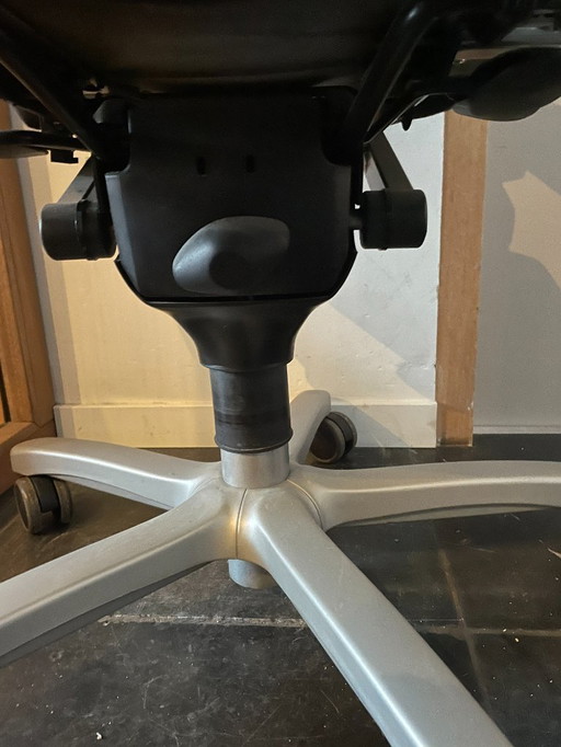 Chaise de bureau Haworth Comforto grise et noire à 5 pieds réglable