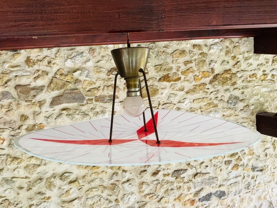Image 1 of Plafonnier triangulaire en verre et laiton de style Mid-Century