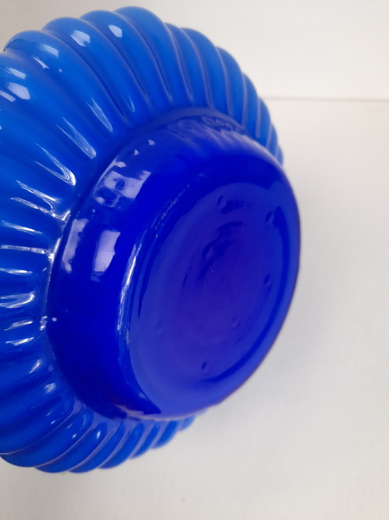 Image 1 of Vase en opaline bleue à anse ronde