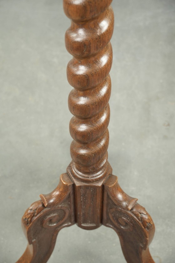 Image 1 of Élégante table d'appoint/table haute ancienne en chêne, ornée de magnifiques sculptures sur bois et dotée d'un pied tourné.